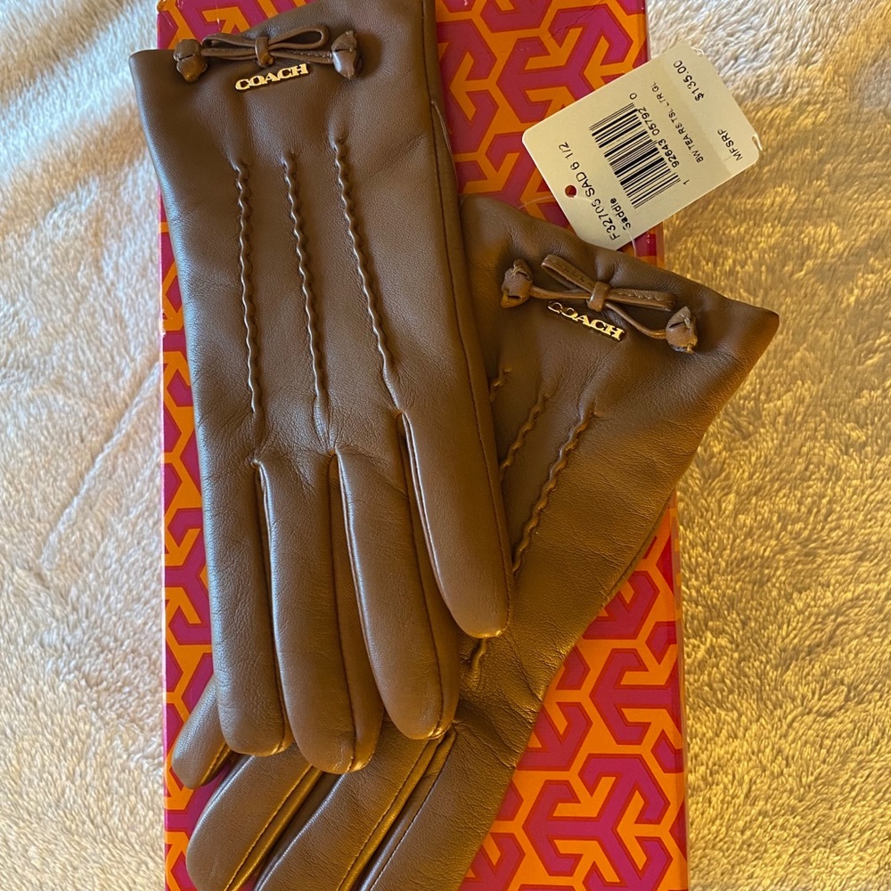 Women’s COACH leather gloves. Size 6.5. NWT.